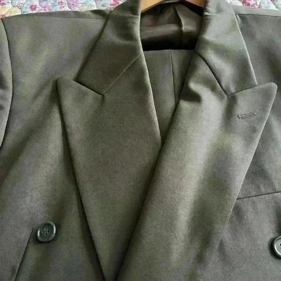 Men’s green double breasted suit. In fair condition has hole in the back of suit - Picture 11 of 12